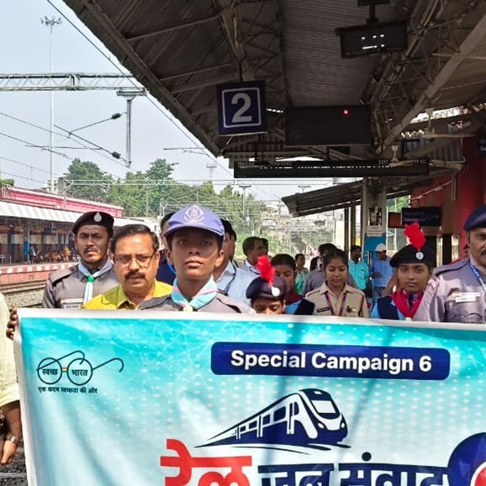 भागलपुर रेलखंड पर त्योहारों में टिकट जांच अभियान:122 मामले पकड़े; ₹77,780 जुर्माना वसूला, सफाईकर्मियों को बांटी गई किट