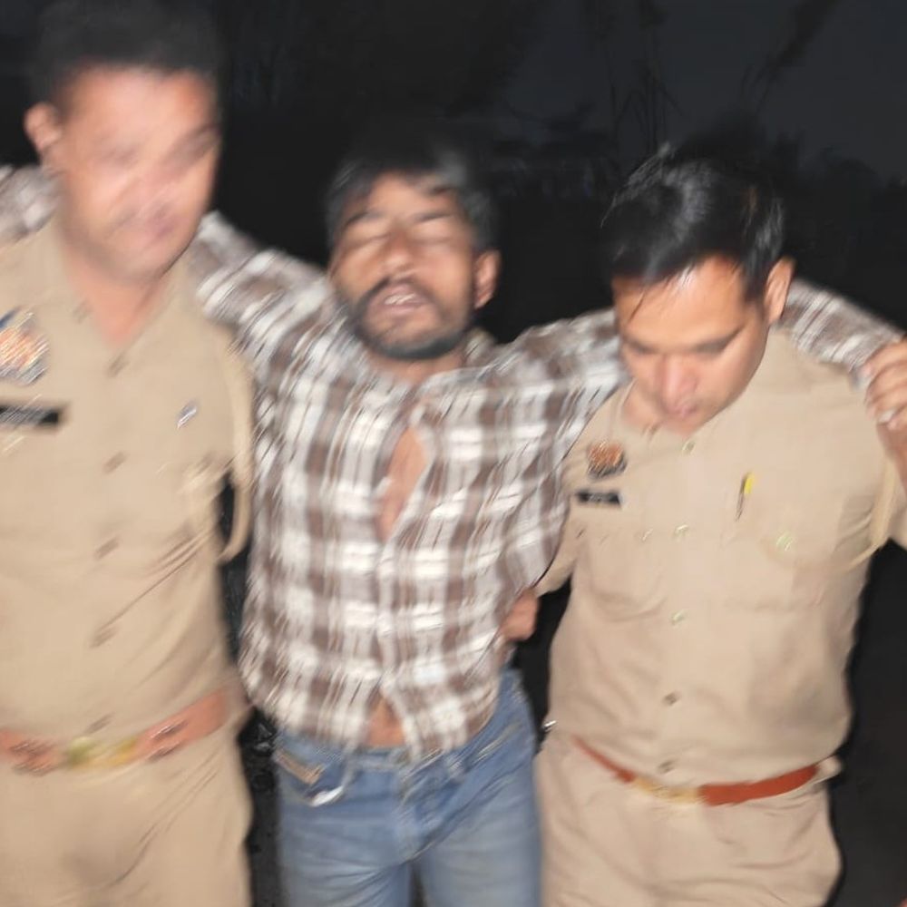 मेरठ में मोबाइल लूटकर भाग रहे दो आरोपी गिरफ्तार:पुलिस पर फायरिंग कर भागे, बाइक फिसलने से घायल; लूटा मोबाइल और तमंचा बरामद