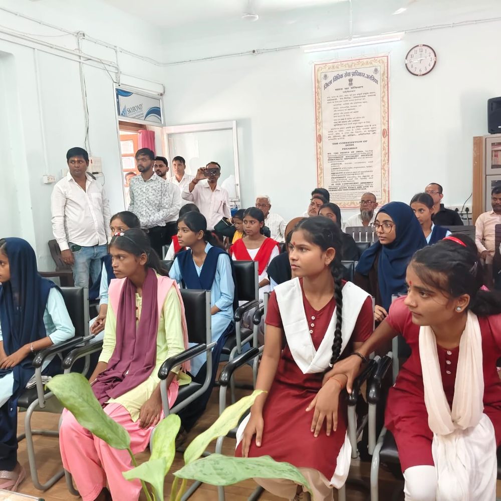 अररिया-पेंटिंग से विज्ञान तक प्रतिभाशाली बालिकाओं का सम्मान:जज ने बढ़ाया हौसला,बालिकाओं को प्रशस्ति पत्र देकर किया सम्मानित