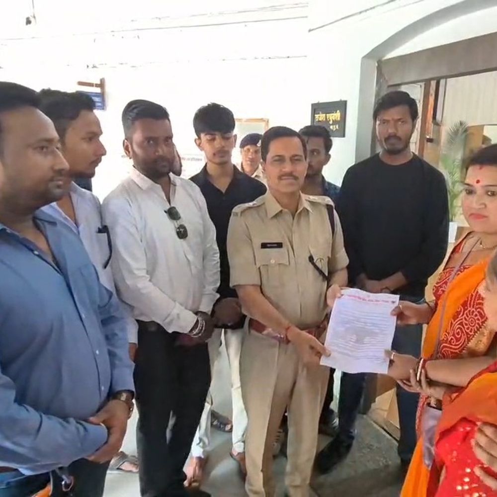 मंडला में नवरात्रि-दशहरा आयोजनों में सुरक्षा बढ़ाने की मांग:विहिप-बजरंग दल ने SP को दिया ज्ञापन; कहा- आयोजकों और कलाकारों का सत्यापन करें