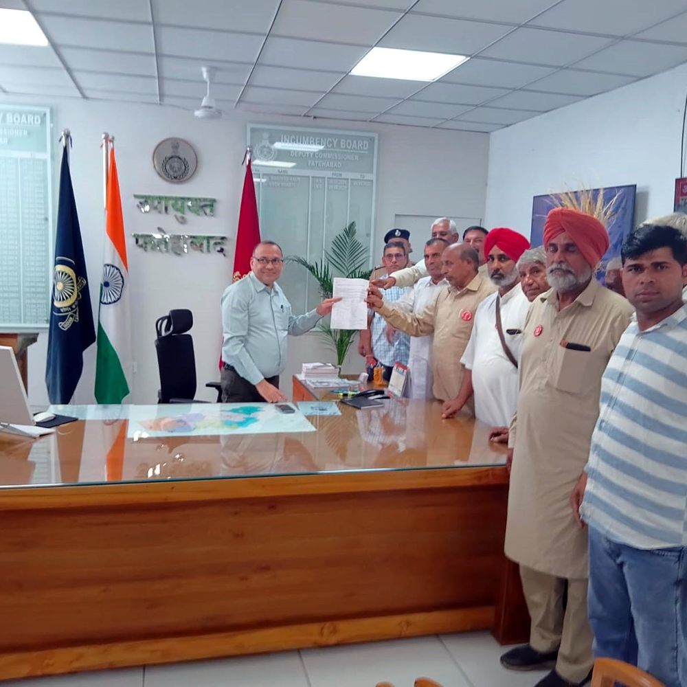 फतेहाबाद सिंचाई विभाग कार्यालय पर किसानों का प्रदर्शन:नहरी पानी में कटौती करने का विरोध, बोले- रबी सीजन में पानी न मिलने से परेशानी