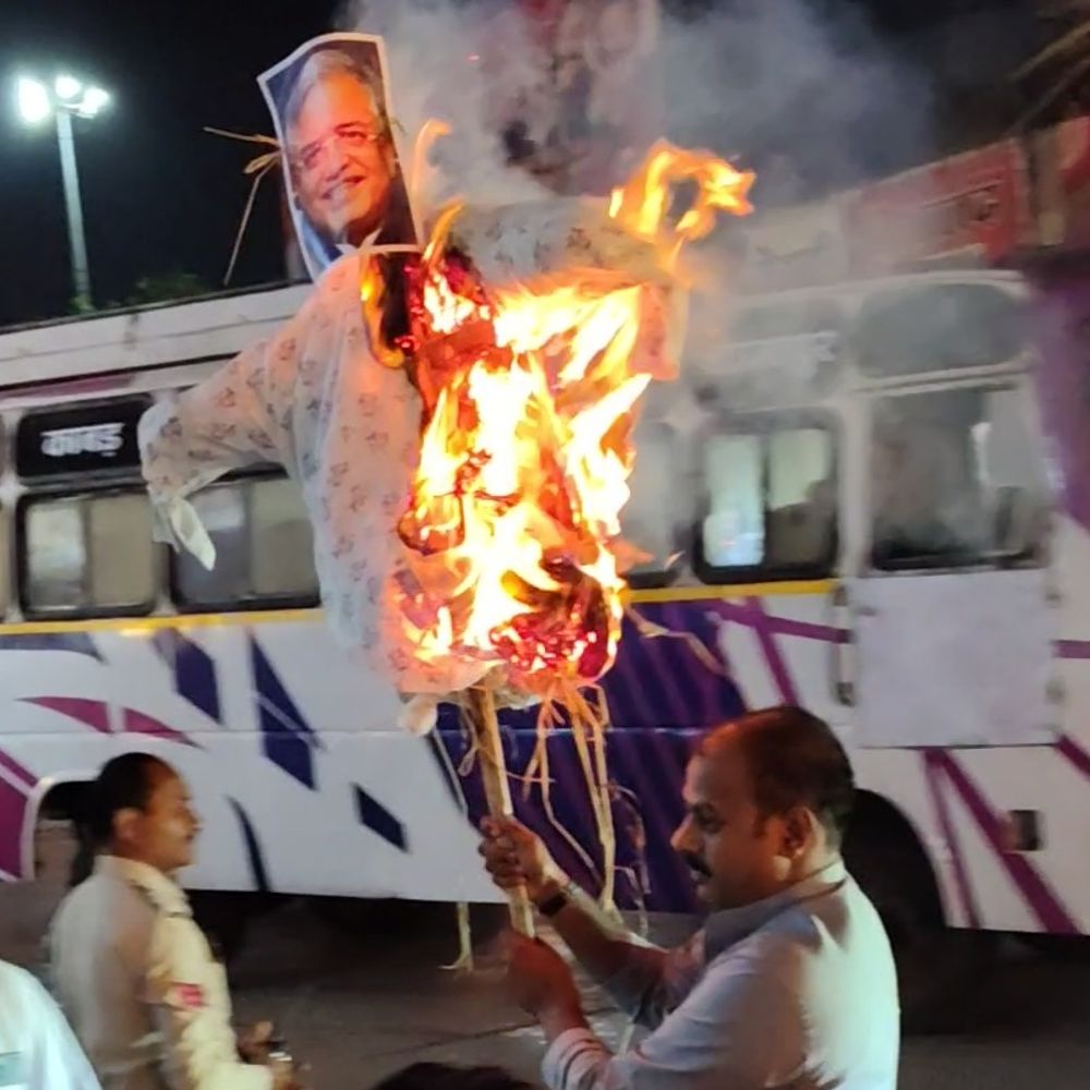 राहुल गांधी की हिरासत का शाजापुर में विरोध:कांग्रेस ने मुख्य चुनाव आयुक्त ज्ञानेश कुमार का पुतला फूंका