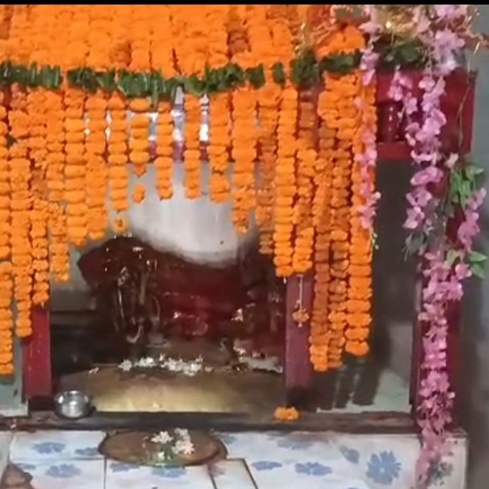 बिजली कटते मंदिर से भगवान सूर्य की अष्टधातु प्रतिमा चोरी:2014 में कुएं के पास नेपाली मुद्रा के साथ मिली थी, बच्चों ने बड़े-बुजुर्गों को सौंपा था