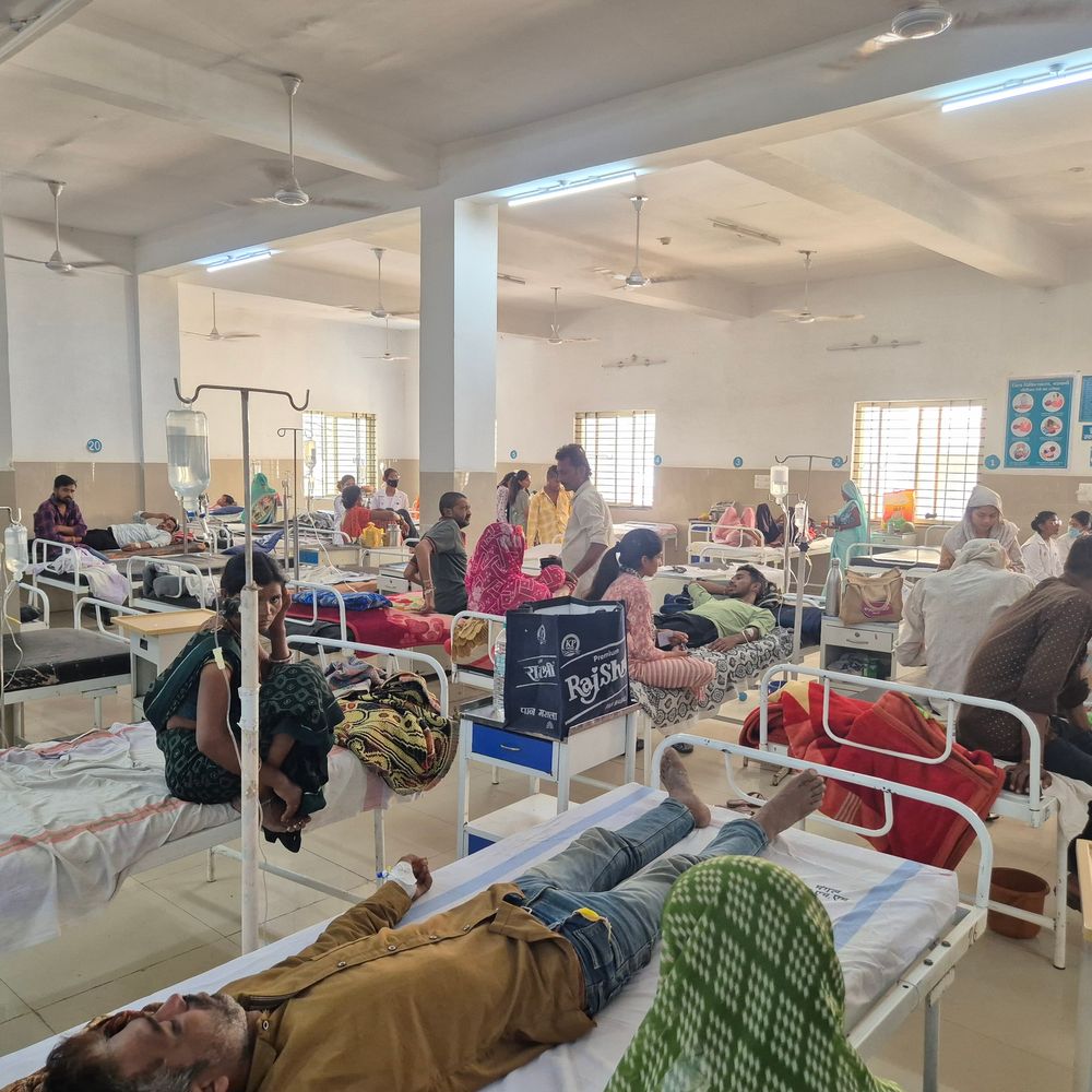 बड़वानी में 550 से 700 मरीज रोजना पहुंच रहे ओपीडी:मौसम बदलने से वायरल बढ़ी; डॉक्टर बोले-बुखार, सर्दी-जुकाम को नजरअंदाज न करें
