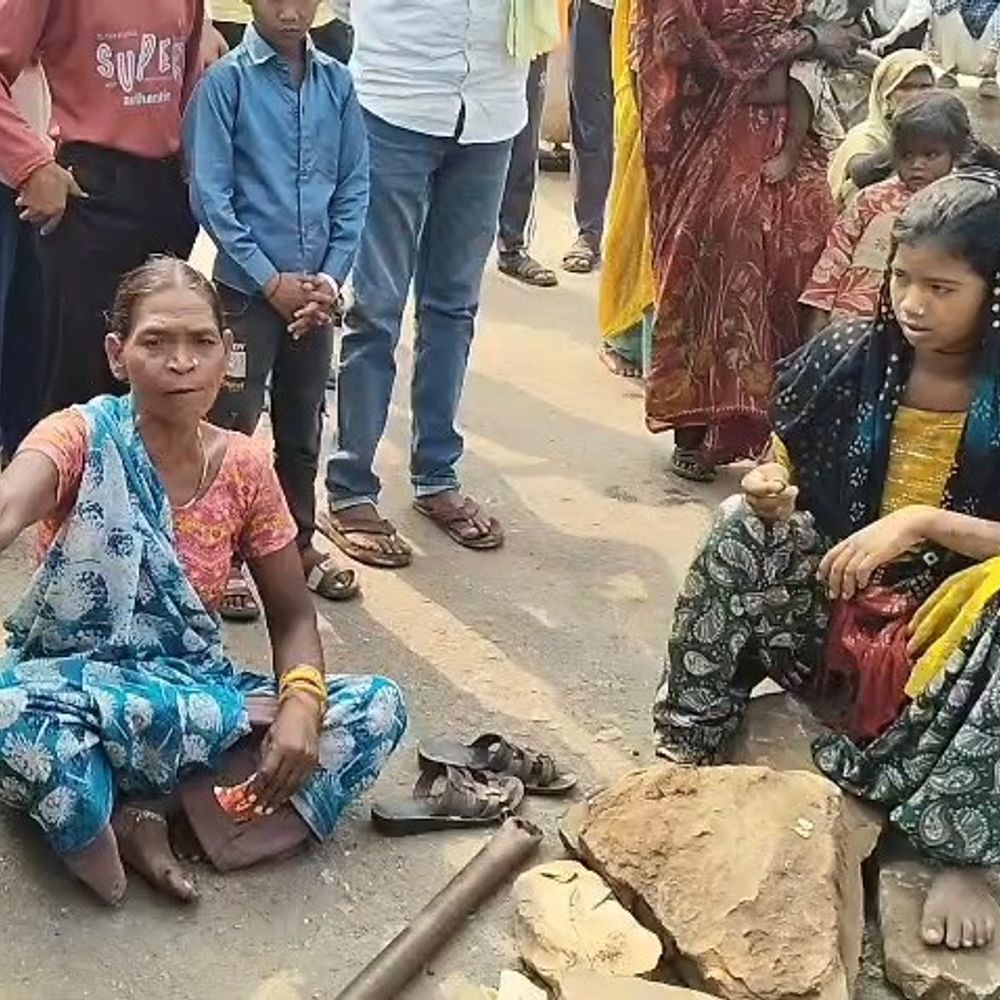 शिवपुरी में डंपर ने तोड़े बिजली के खंभे:तार झोपड़ियों में गिरने से महिला-बच्चों समेत कई घायल, आदिवासियों ने किया चक्काजाम