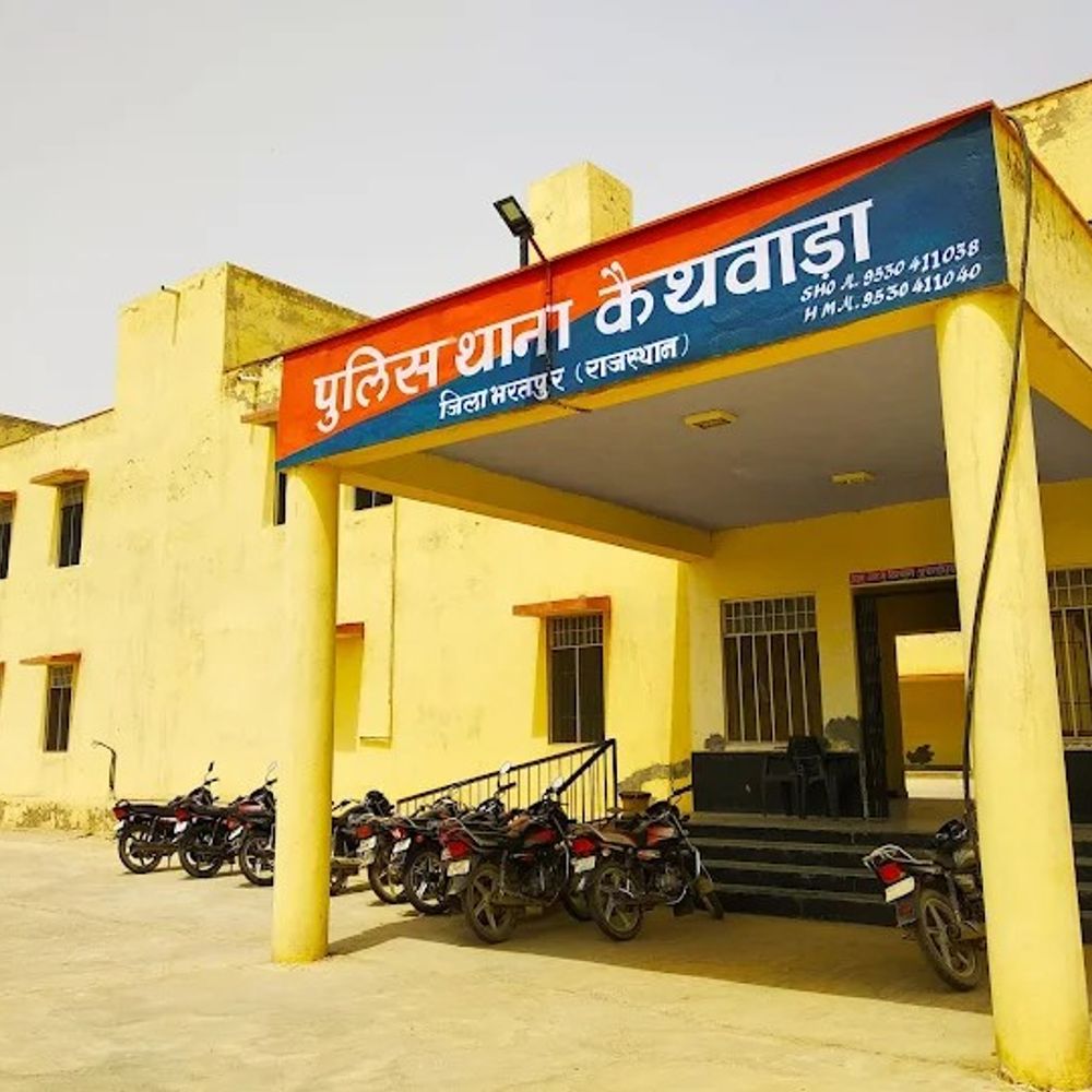 डीग पुलिस ने ठगी के वांछित आरोपी को पकड़ा:हरियाणा की चरखी-दादरी पुलिस को सौंपा, साइबर क्राइम के मामले में कार्रवाई