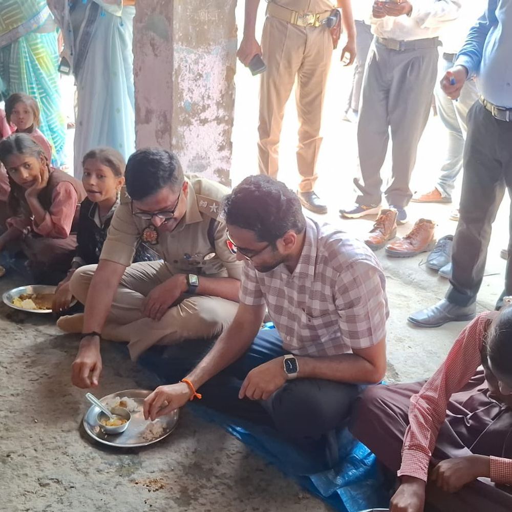 कंपोजिट विद्यालय में बनेगा किचन:डीएम-एसपी ने बच्चों के साथ बैठकर खाया मिड-डे मील