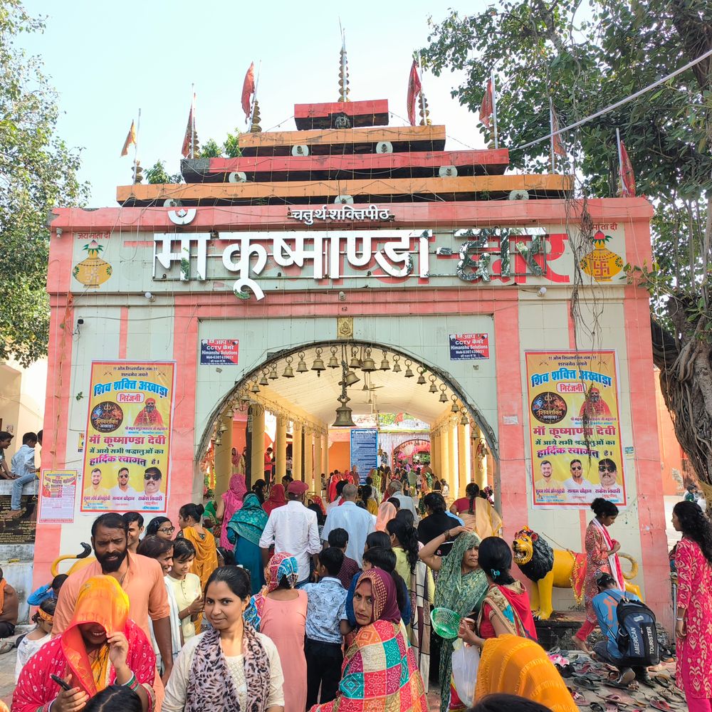 घाटमपुर के कूष्मांडा देवी मंदिर में भक्तों की भीड़:सुबह से लगी भक्तों की कतारें, CCTV से निगरानी और पुलिस तैनात