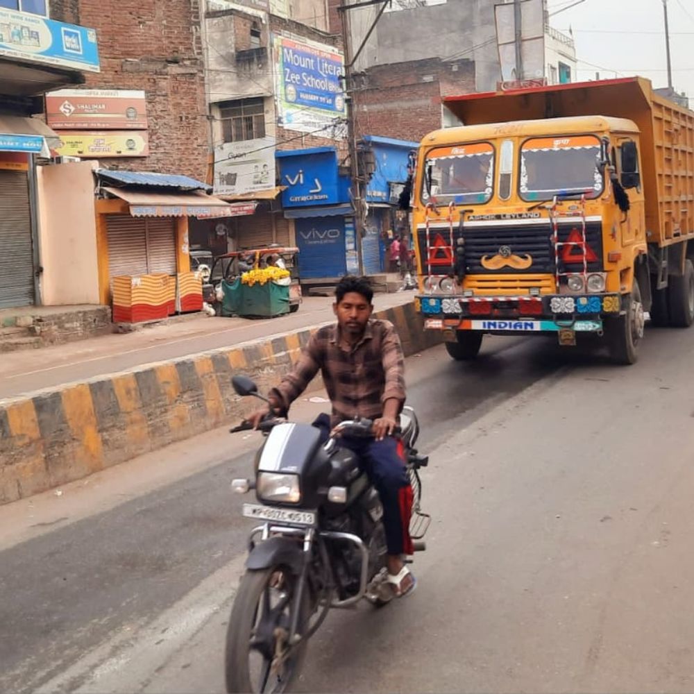 ग्वालियर जैसे हादसे का डर … त्योहार की भीड़ वाले बाजार से डंपर गुजर रहे, रेत के ट्रैक्टरों की भी ‘एंट्री’