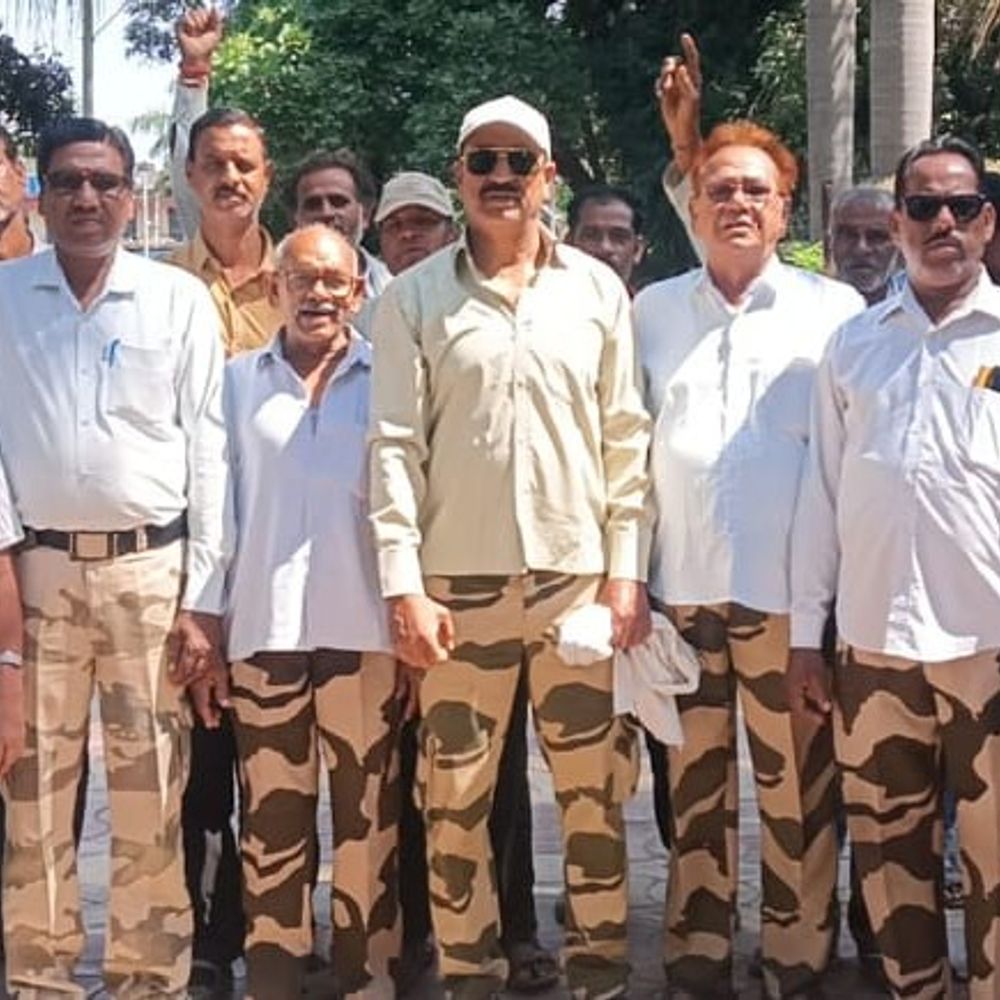 ललितपुर में पाइपलाइन के लिए खोदी सड़कें बदहाल:बुंदेलखंड विकास सेना ने किया प्रदर्शन, धूल से लोग अस्थमा-एलर्जी के शिकार