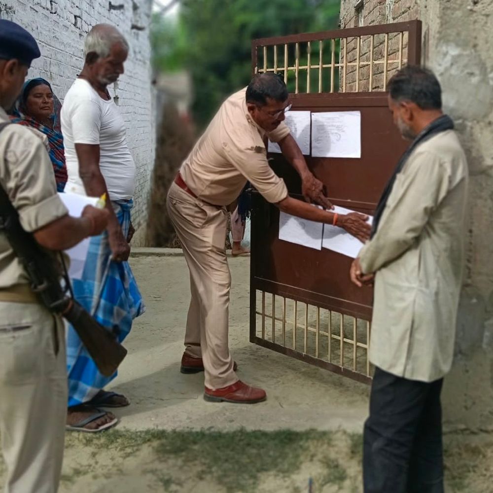 खानपुर बेरई में पांच फरार आरोपियों के घर इश्तेहार चस्पा:छपरा कोर्ट के आदेश पर पुलिस की कार्रवाई, बैंड-बाजे के साथ पहुंची टीम