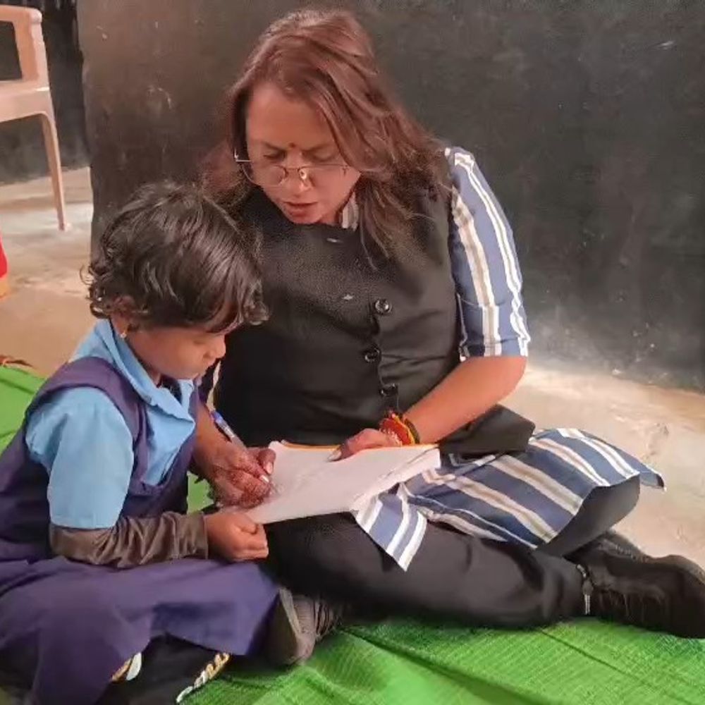 निरीक्षण में शिक्षक स्कूल से मिले गायब:कलेक्टर ने बच्चों को पढ़ाया; शिक्षक पर शराब पीकर आने के आरोप में जांच के दिए निर्देश