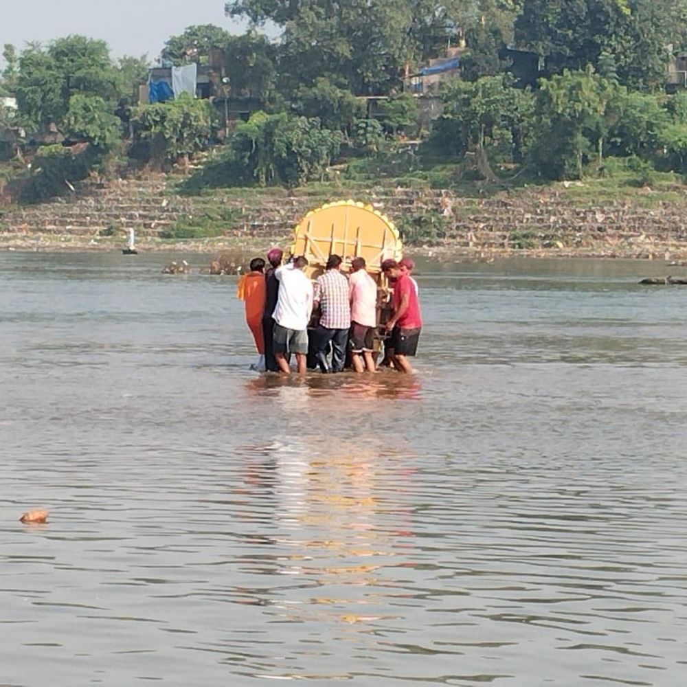 जमशेदपुर में दुर्गा प्रतिमाओं का विसर्जन शुरू:‘अगले बरस फिर आना मां’ के जयकारों से गूंजे घाट, महिलाओं सिंदूर खेला कर मांगा सौभाग्य