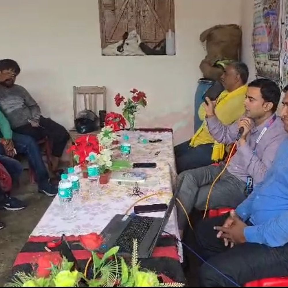 बेतिया में SBI का फाइनेंसियल अवेयरनेस कैंप:ग्रामीणों को दी सरकारी योजनाओं की जानकारी