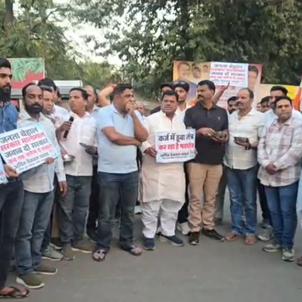 युवा कांग्रेस ने उज्जैन में कटोरा लेकर मांगी भिक्षा:मंदिरों को गिरवी रख कर्ज लेने का किया विरोध किया, बोले- दान से विकास हो, कर्ज से नहीं