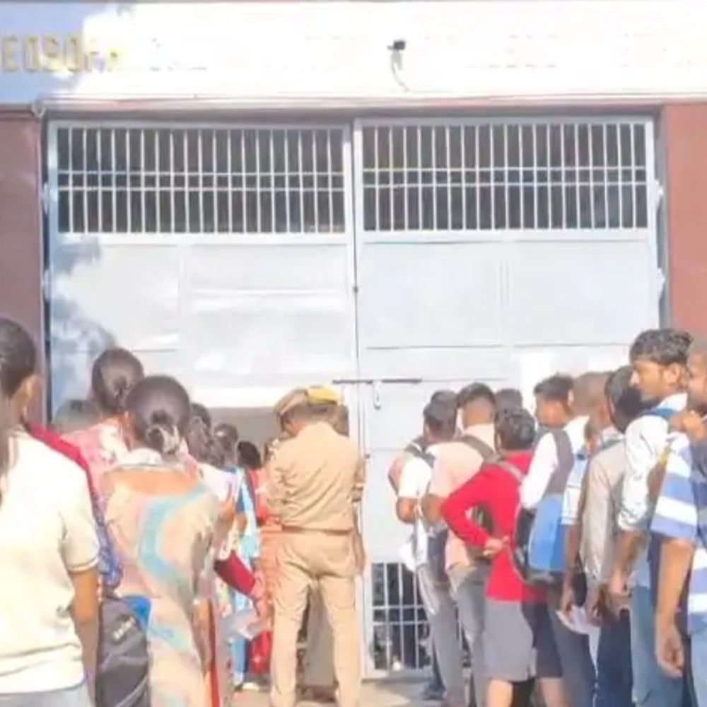 इटावा में आज 20,400 अभ्यर्थी देंगे PET:22 केंद्रों पर होगी परीक्षा, स्टेशन और बस स्टैंड पर बनाए गए हेल्प डेस्क