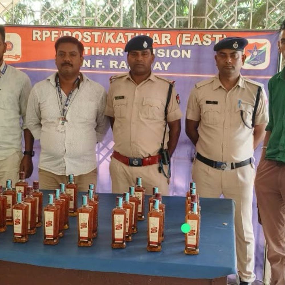 कटिहार में 6 शराब तस्कर गिरफ्तार:विभिन्न थाना क्षेत्रों में छापेमारी, 55.790 लीटर शराब और 3 बाइक जब्त