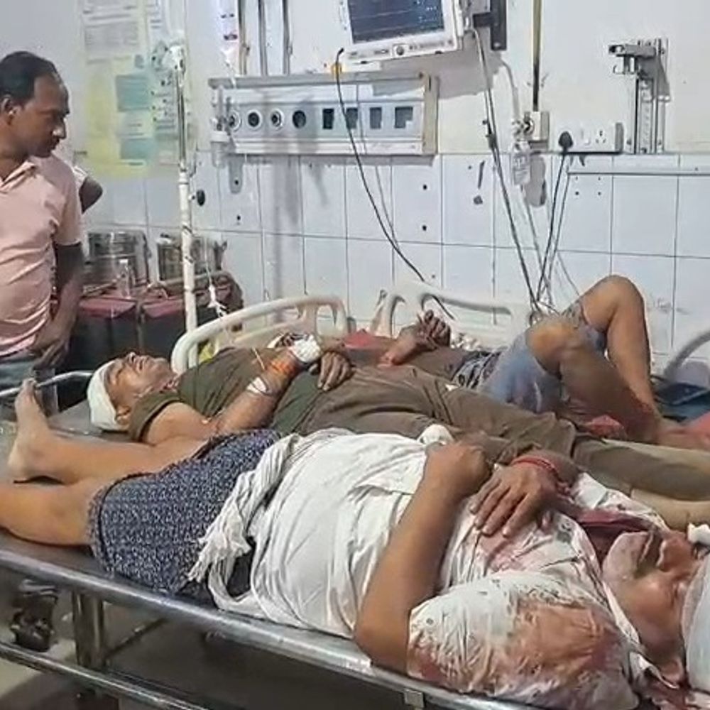 जमुई में JDU नेता पर फायरिंग, लाठी-डंडे चले:दुकान बढ़ाने के विवाद में दो पक्षों में मारपीट, मंदिर न्यास समिति के सचिव समेत 11 घायल