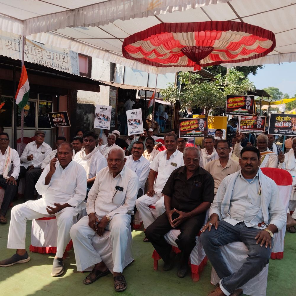 कांग्रेस का वोट चोरी-नेताओं की गिरफ्तारी के खिलाफ प्रदर्शन:नेपानगर के नावरा गांव में ब्लैक डे मनाकर चुनाव आयुक्त के इस्तीफे की मांग की