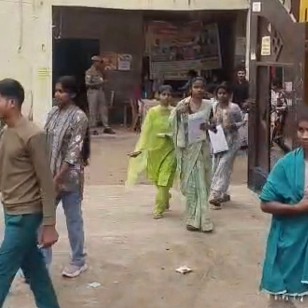 हमीरपुर में 6,783 अभ्यर्थियों ने दी परीक्षा:12 केंद्रों पर 3,489 गैरहाजिर रहे; गलत केंद्र पहुंचे अभ्यर्थी ने लगाई दौड़