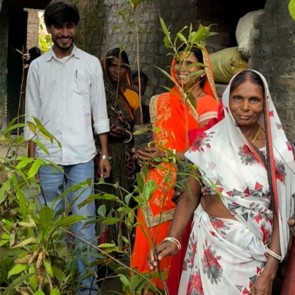 नवादा में छात्र नेता ने बांटे 1,000 पौधे:ग्रामीणों को घर-खेत में लगाने, नियमित पानी देने और पेड़ बनने तक देखभाल करने के लिए किया प्रेरित