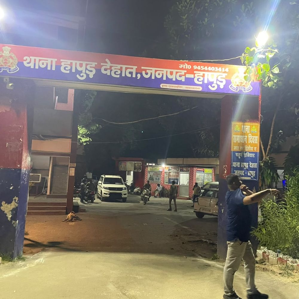 हापुड़ में बाइक सवार से 1.43 करोड़ रुपए बरामद:चेकिंग के दौरान पकड़ा गया युवक, 1000-500 के पुराने नोट होने की आशंका