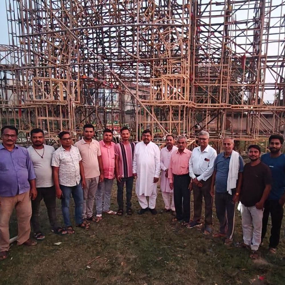 अशोक अग्रवाल ने कटिहार दुर्गा पूजा पंडाल का निरीक्षण किया:हवाई अड्डा मैदान में बन रहे भव्य पंडाल की तैयारियों का जायजा लिया