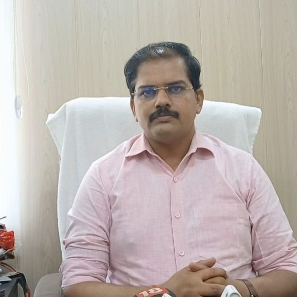 अमेठी में स्कूल से गायब मिले शिक्षक-कर्मचारी, हुए निलंबित:BSA ने किया था निरीक्षण, बच्चों को पढ़ाता मिला बाहरी व्यक्ति