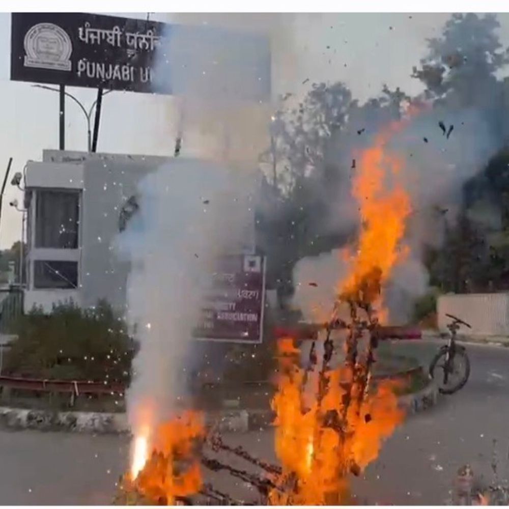 पंजाबी यूनिवर्सिटी में अध्यापकों ने प्रबंधन के पुतले फूंके:पटियाला में कॉन्ट्रैक्ट शिक्षकों का दशहरे पर प्रदर्शन; सिंडिकेट की बैठक पर टिकी नजरें