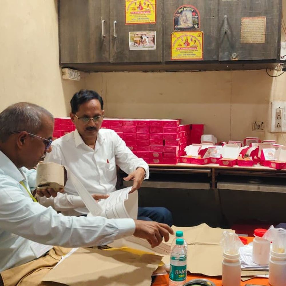 बलरामपुर में तीन मिठाई दुकानों पर छापे:खाद्य सुरक्षा विभाग ने कुन्दा, पनीर और खोवा के नमूने लिए