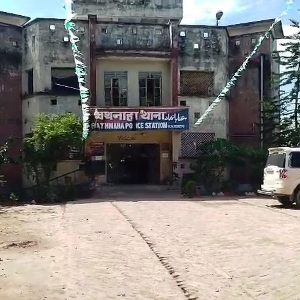 पुलिस को चकमा देकर हथकड़ी समेत फरार हुआ आरोपी:2022 के केस में हुई थी गिरफ्तारी, डुमरा रेलवे गुमटी पर टेंपो से कूदा