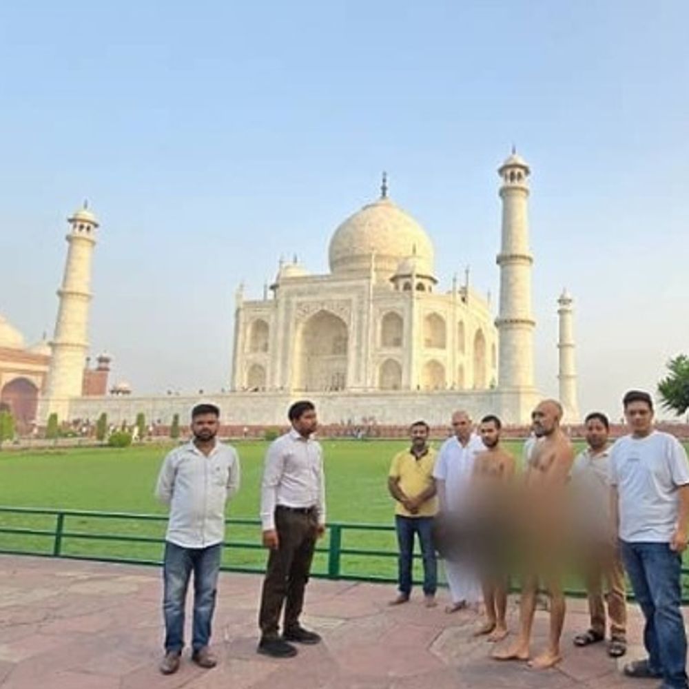 ताजमहल पुहंचे जैन मुनि समत्व सागर महाराज:नक्काशी को बारीकी से देखा, कहा- इसका संरक्षण समाज की नैतिक जिम्मेदारी