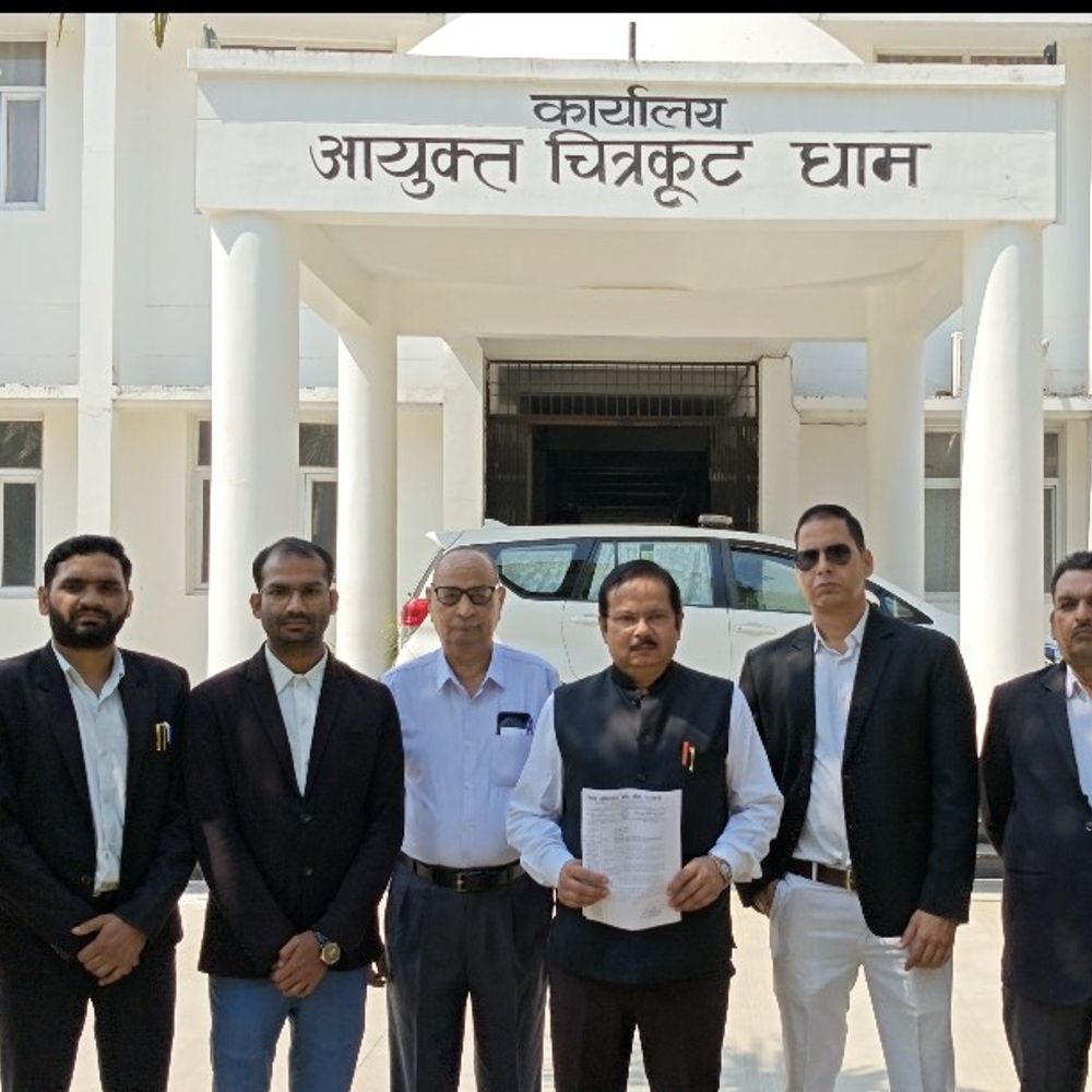 दुर्गा पंडालों के तेज डीजे पर कार्रवाई की मांग:बांदा में अधिवक्ता संघ ने आयुक्त को सौंपा ज्ञापन