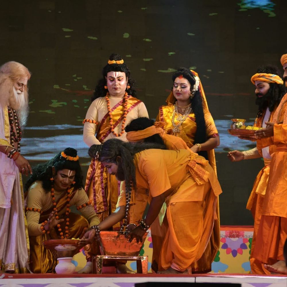 लखनऊ रामोत्सव में भरत मिलाप का मंचन:राम ने पिता का वचन निभाया, भरत चरण पादुका लेकर लौटे; चलाया राजपाट