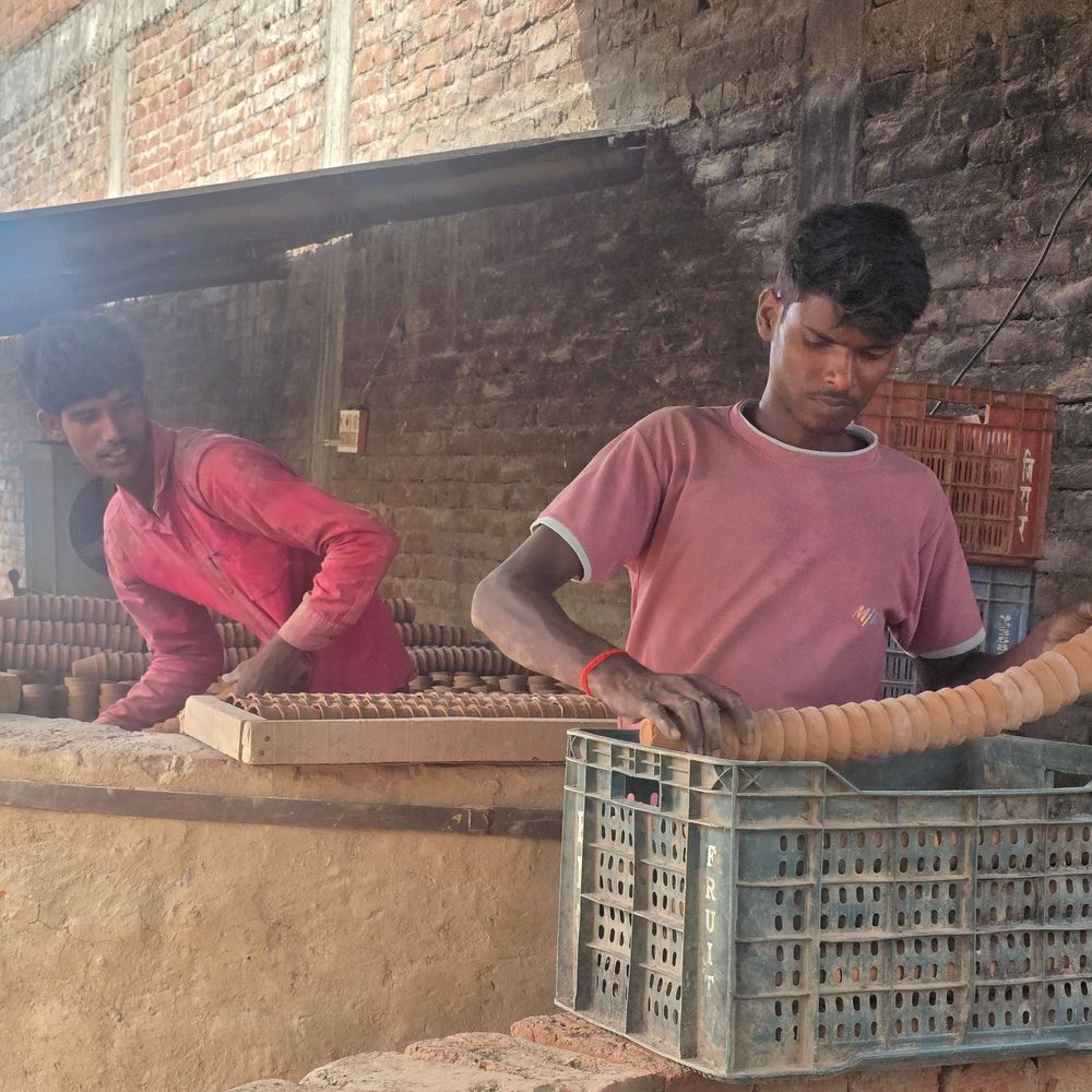 मिट्टी के कुल्हड़ों से संवारी किस्मत,:एमएससी की पढ़ाई के साथ आशीष का स्टार्टअप, रोजाना 25 हजार कुल्हड़ों का उत्पादन, गांव के 10 लोगों को रोजगार