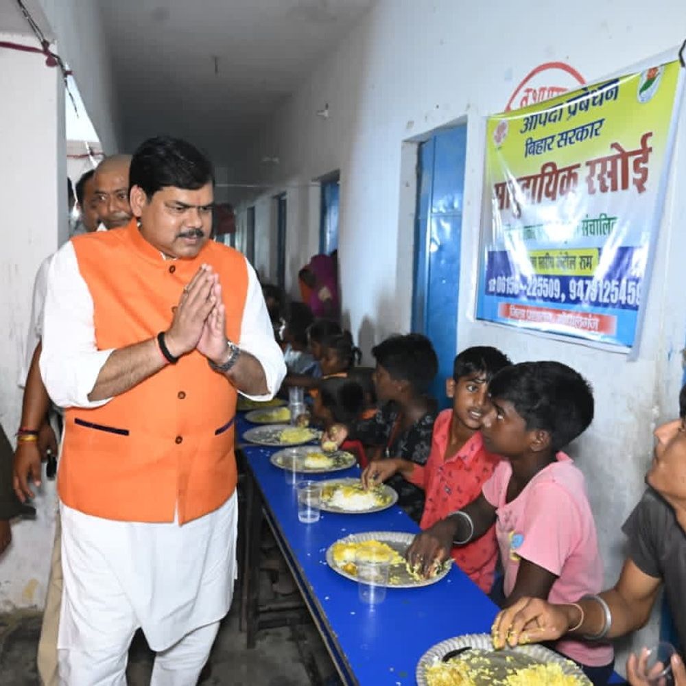 शिक्षा मंत्री मिथिलेश तिवारी बाढ़ प्रभावित क्षेत्रों में पहुंचे:गोपालगंज में राहत कार्यों का लिया जायजा, बोले-किसानों को फसल के नुकसान का मिलेगा मुआवजा