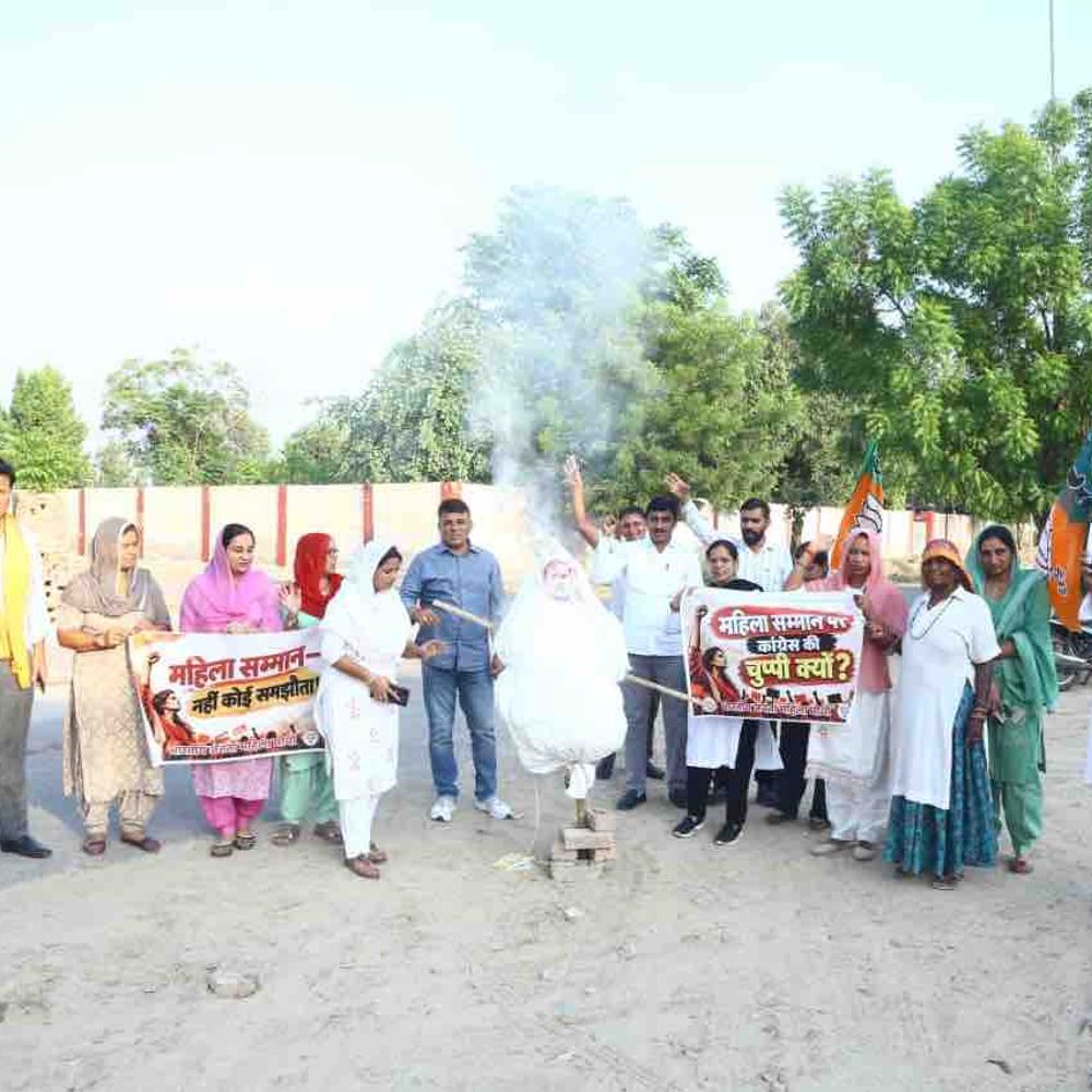हनुमानगढ़ में भाजपा महिला मोर्चा का शक्ति प्रदर्शन:महिलाओं के सम्मान और न्याय की उठाई आवाज, राहुल गांधी का पुतला फूंका