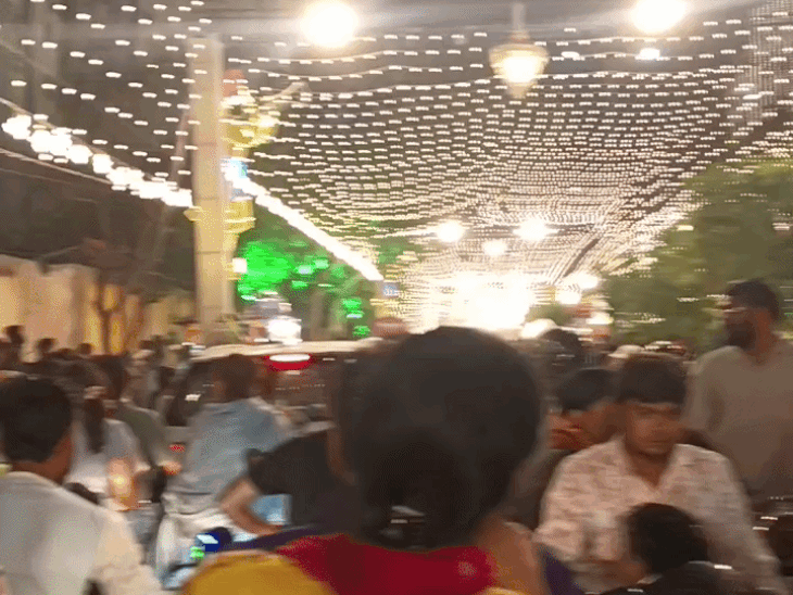 आगरा के जनकपुरी में लगा भीषण जाम:सीता डोला यात्रा के दौरान दर्शनार्थी फंसे, 2 मिनट का रास्ता 45 मिनट में हुआ तय