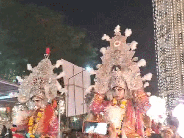 जनकपुरी महोत्सव: श्रीराम ने घोड़े पर सवार होकर किया भ्रमण:रथ पर पहुंचीं सीता, मिथिला मंच से दिए दर्शन, उमड़ा श्रद्धालुओं का सैलाब