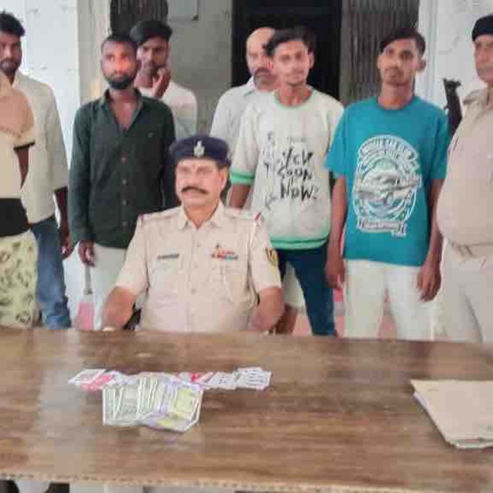 मलाही पुलिस ने 7 जुआरियों को जुआ खेलते पकड़ा:मोतिहारी में दीपावली से पहले छापेमारी, 4,630 रुपए नगद और ताश बरामद