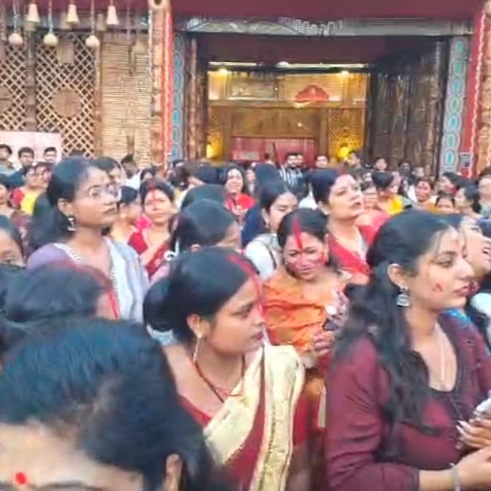 पूर्णिया में बंगाली रीति-रिवाज से मां दुर्गा की विदाई:महिलाओं ने सिंदूर की होली खेली, परिवार के सुख और सौभाग्य की कामना
