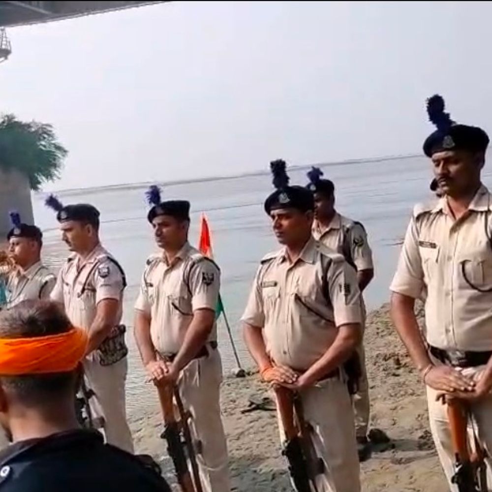 खगड़िया- CRPF जवान का मुंगेर गंगा घाट पर अंतिम संस्कार:सैन्य सम्मान के साथ विदाई, 23 साल तक की देश सेवा, बेटी-भतीजे ने दी मुखाग्नि