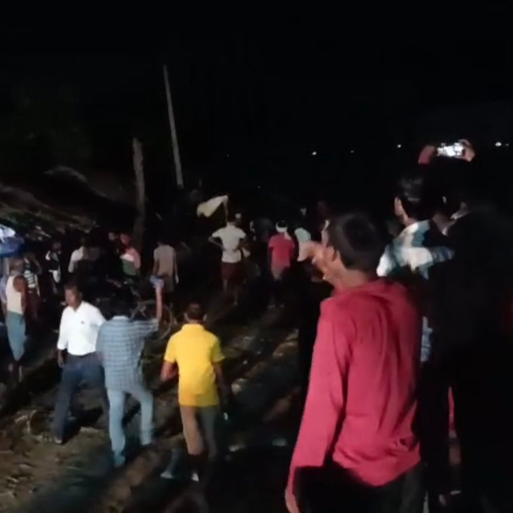 भागलपुर के राघोपुर में गंगा का कटाव तेज:रेलवे तटबंध के पास कई मकान नदी में समाए, लोगों में दहशत
