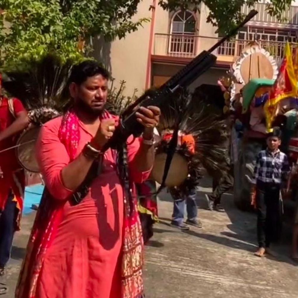 लखीसराय में दुर्गा विसर्जन के दौरान हर्ष फायरिंग:प्रतिमा के सामने हथियार की पूजा कर 2 युवकों ने चलाई गोली; जांच में जुटी पुलिस