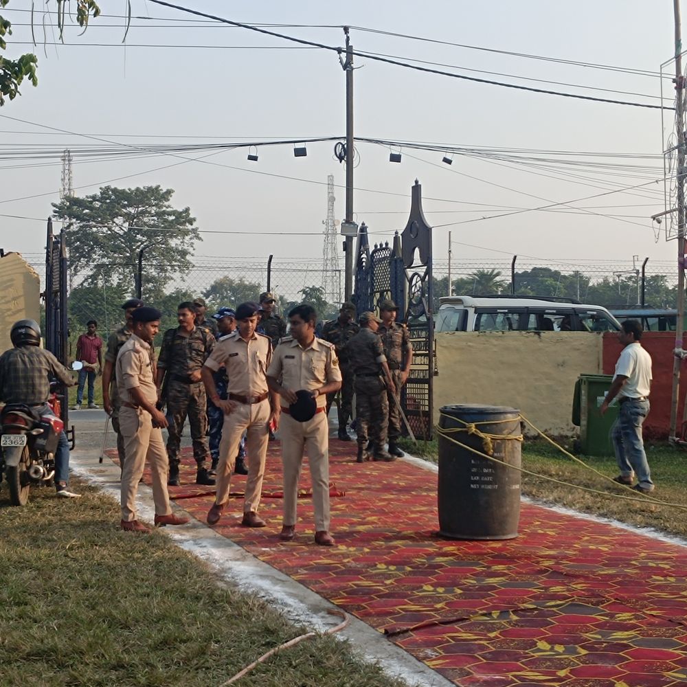 किशनगंज में दुर्गा पूजा पंडालों की सुरक्षा बढ़ी:एंट्री-एग्जिट गेट पर तैनात होंगे पुलिसकर्मी; CCTV से निगरानी, भीड़ वाले इलाकों में QRT अलर्ट