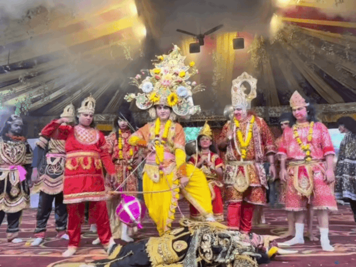 प्रभु श्रीराम के अमोघ अस्त्र से धराशायी हुआ कुंभकर्ण:रामलीला मैदान में राम-कुंभकर्ण युद्ध का मंचन, जलाया 40 फुट का पुतला