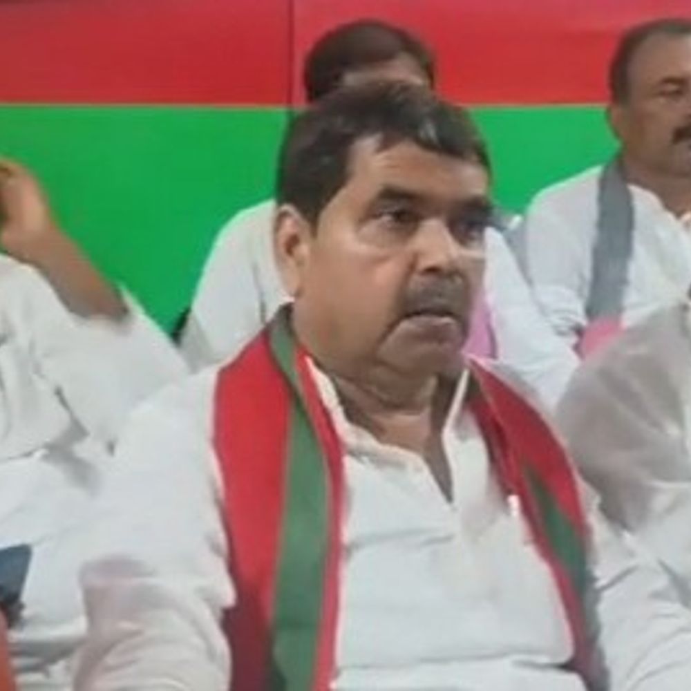 गोंडा में सपा जिला अध्यक्ष पर वसूली के आरोप:अखिलेश यादव से मुलाकात के नाम पर मांगे 25 हजार रुपए, जिला सचिव ने घेरा