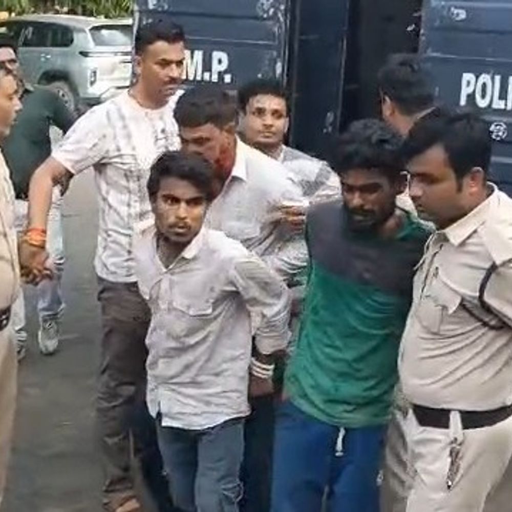 गर्भवती गाय की हत्या के 9 आरोपी गिरफ्तार:दमोह पुलिस ने निकाला जुलूस, कोर्ट में पेश किया; फरार आरोपियों की तलाश जारी