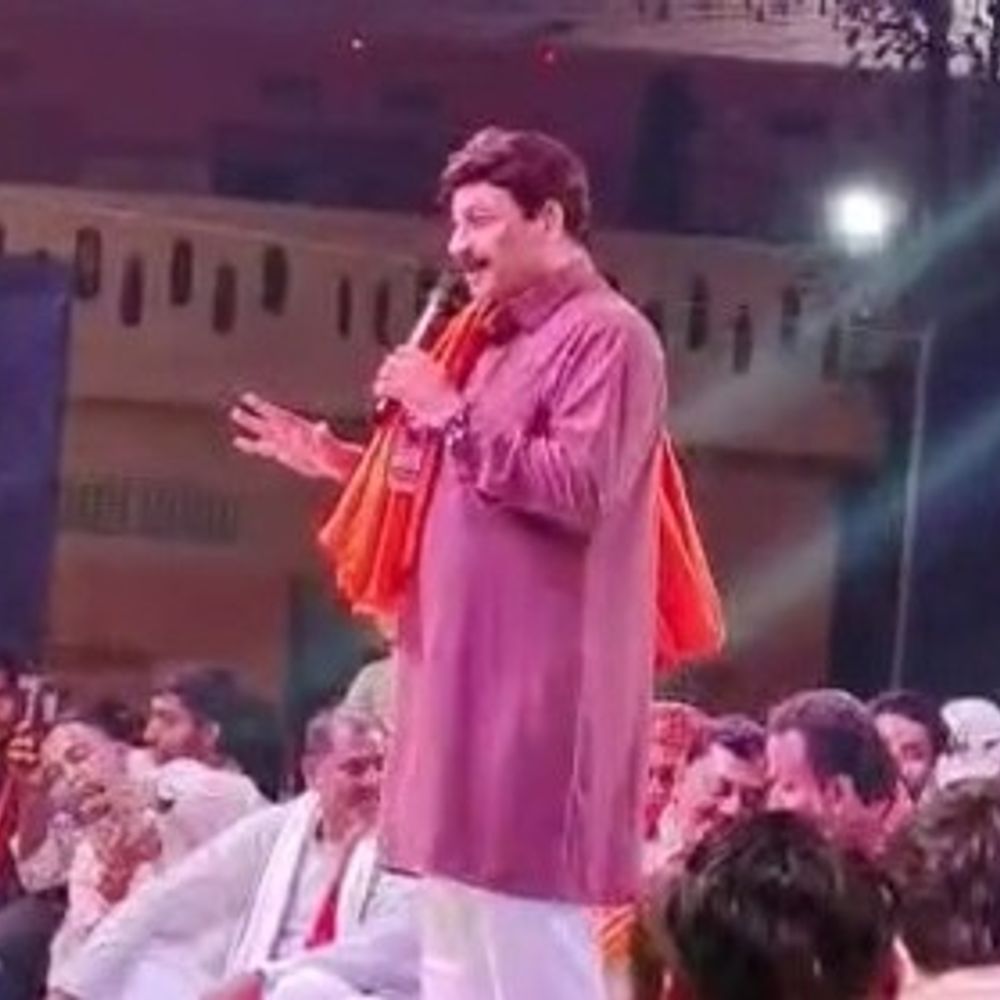 रामकोला धाम में परमहंस परमानन्द जी के प्राकट्योत्सव पर भजन:मनोज तिवारी ने समां बांधा, संतों के आशीर्वचन और भक्ति गीतों से परिसर भक्तिमय हुआ