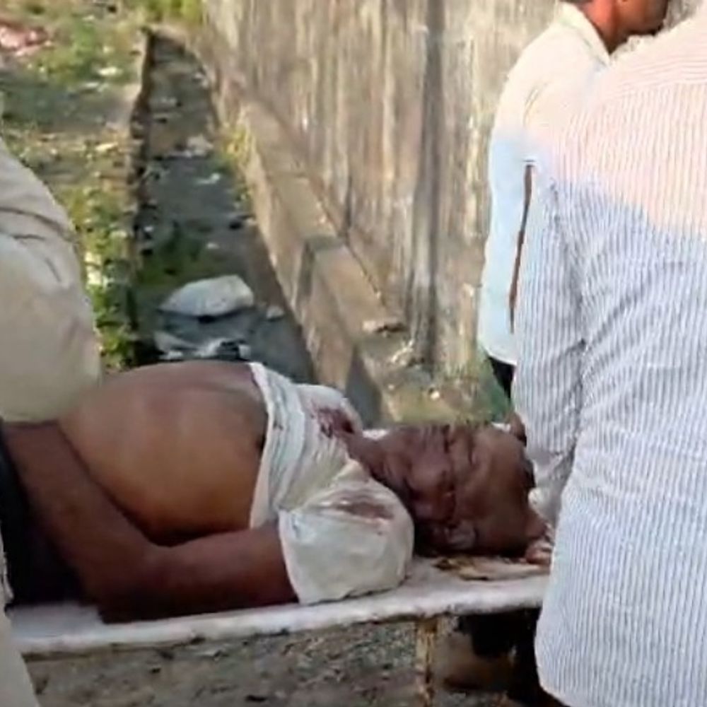 घर के बाहर बैठे बुजुर्ग को बाइक ने कुचला:मैहर से सतना ले जाते समय रास्ते में तोड़ा दम, चालक मौके से भागा